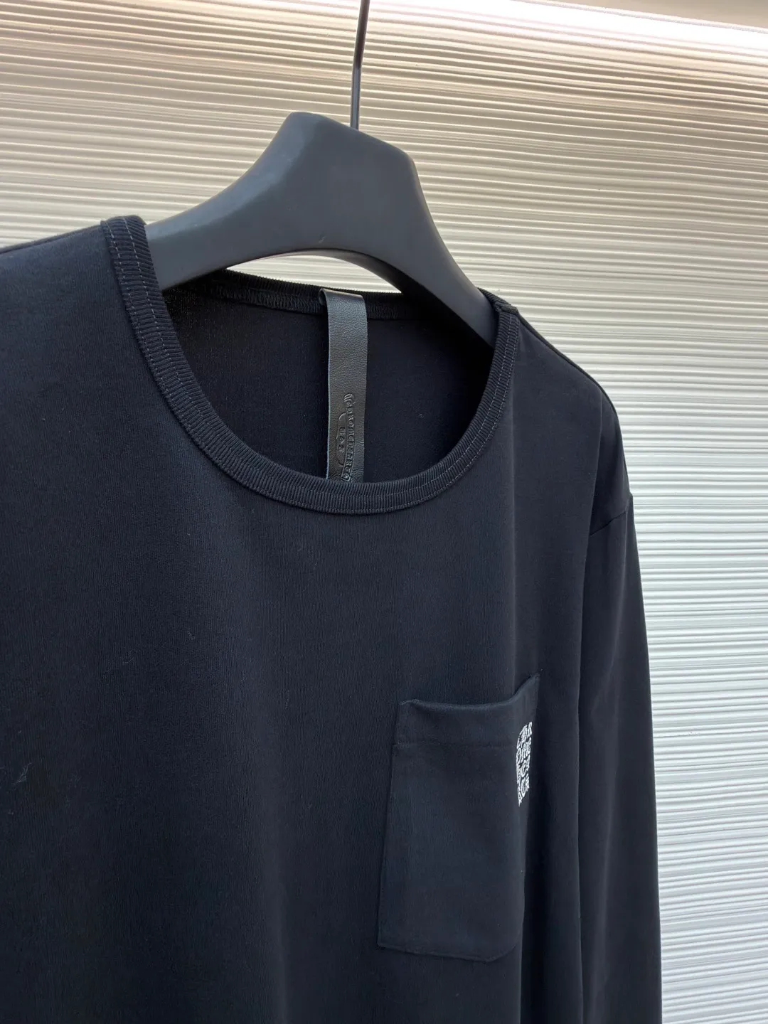 Chrome Hearts pocket embroidered long T-shirt ●Original version: purchased and developed for 5999 ●Item number: 1681980-A35 ●Fabric: brushed plain weave fabric ●Technology: embroidery production ●Color: black ●Version: loose fit ●Weight: about 390 grams ●Size: S-M-L-XL ●Description: The fabric is made of 32-count double yarn brushed plain weave cloth 240g, and the double-sided brushing process is particularly comfortable. It comes with 1x1 thread of 280g, Behringer embroidery is used for the embroidery, and lambskin molding and custom-made embossing abrasives are used for the leather label. The overall wiring is straight and delicate, the fabric is comfortable and soft, and the color is consistent without color difference. It can be matched with the same style to create a fashionable look and control various occasions. Customized accessories, complete with three standards, same style for men and women!